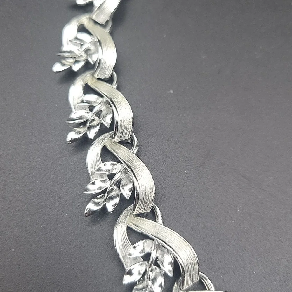 Vintage Lisner Silver Tone Leaf Choker Necklace 16 Inch Adjustable Cottagecore